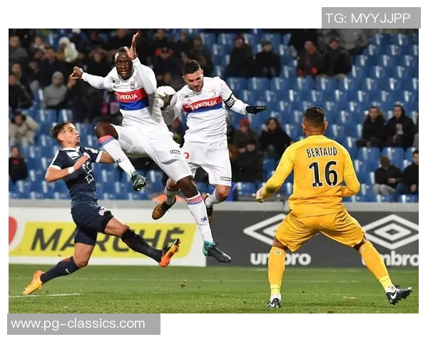 友谊赛精彩回顾:里昂大胜皇马点球大战引发全场热潮 友谊赛精彩回顾:里昂大胜皇马点球大战引发全场热潮