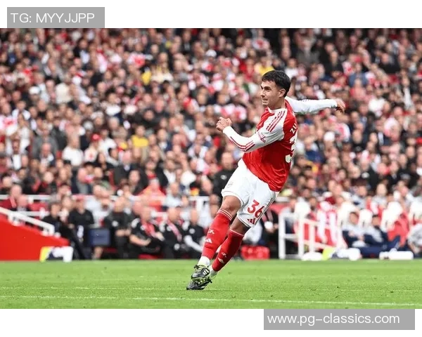 英超激战：尤文图斯险胜阿森纳神扑引发争议判罚全场沸腾